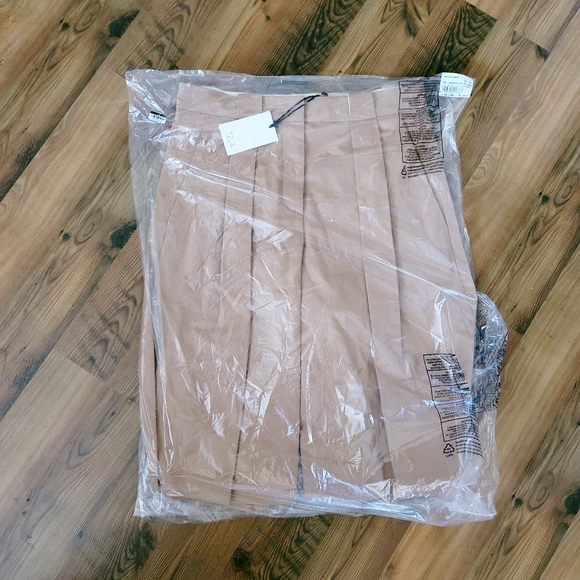 TELA Bermuda Damone Shorts - Picture 6 of 7